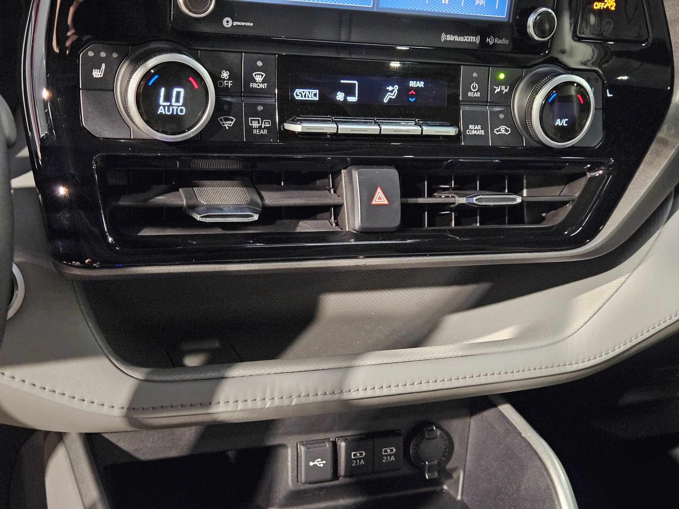 Used 2021 Toyota Highlander XLE FWD image 32