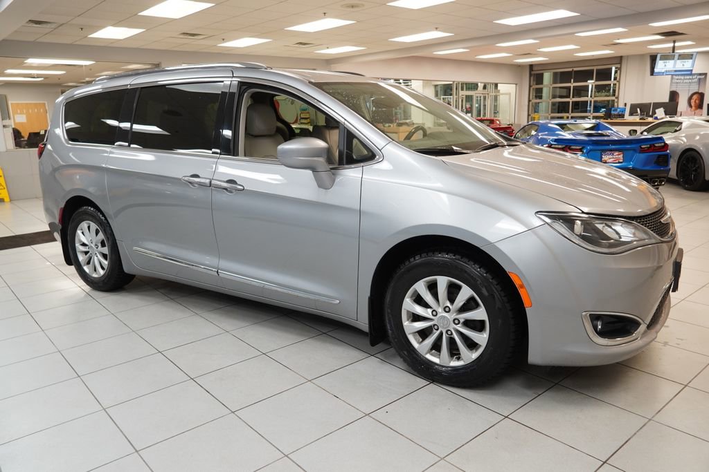 Used 2018 Chrysler Pacifica Touring-L FWD image 13