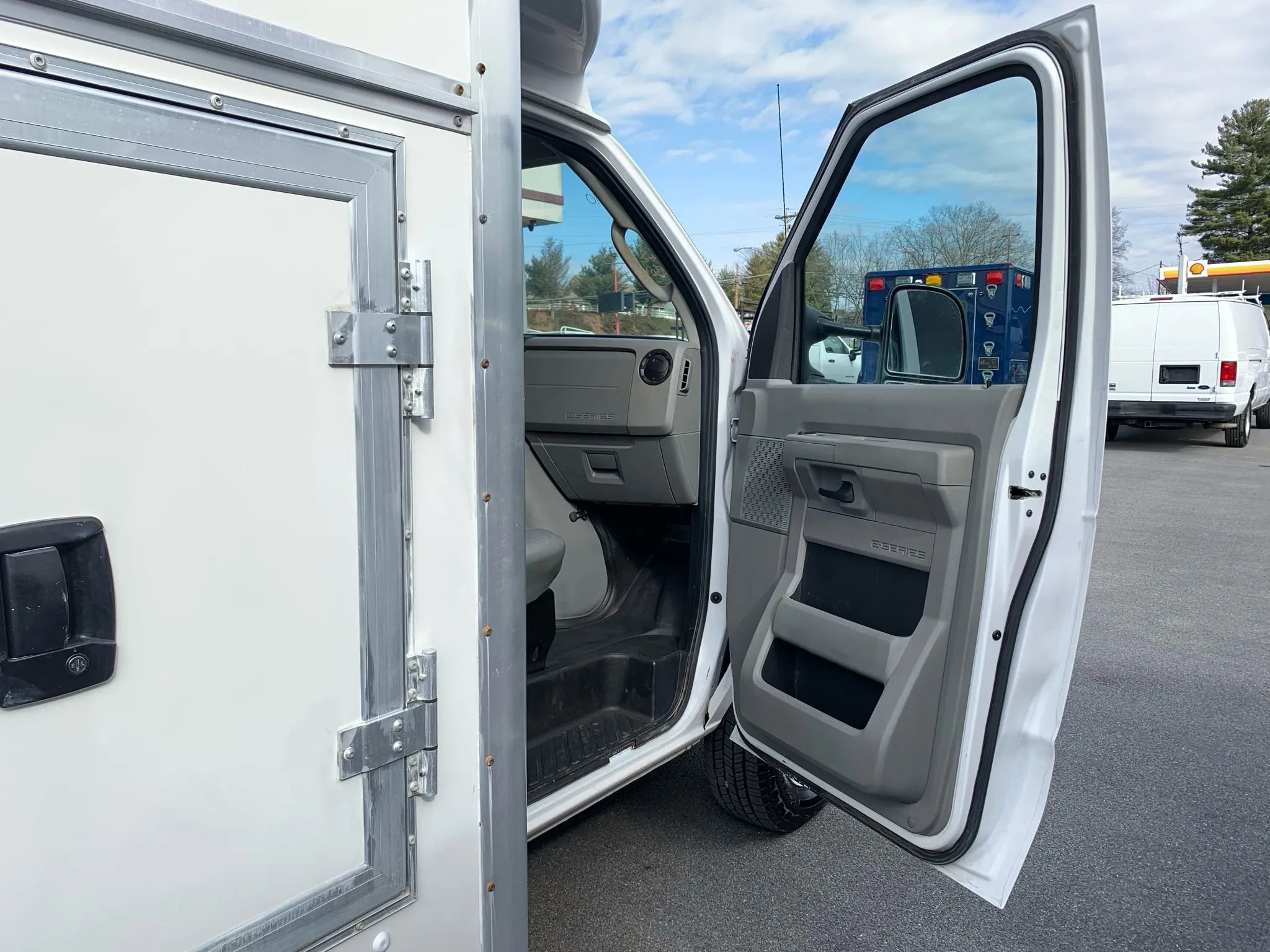 Used 2019 Ford E-450 and Econoline 450 Super Duty w/ Power Windows & Locks Group image 20