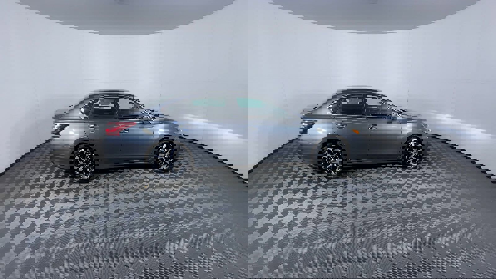 Used 2017 Nissan Altima 2.5 SR w/ LED Appearance Package image 9