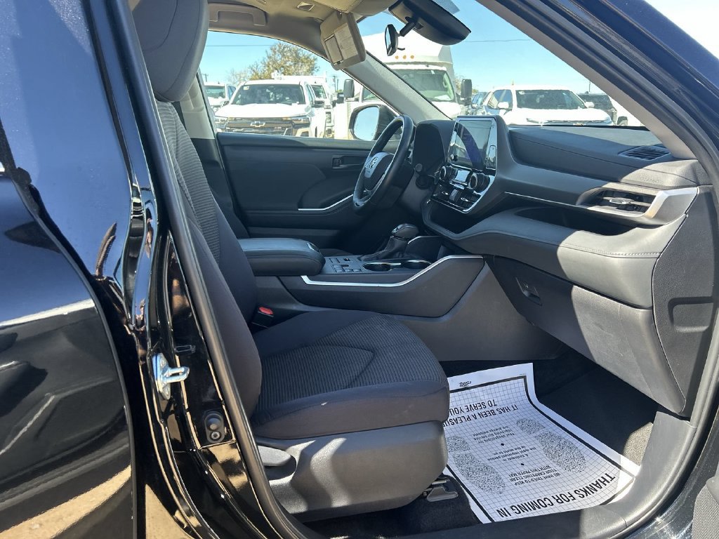 Used 2025 Toyota Highlander LE AWD/4WD image 32