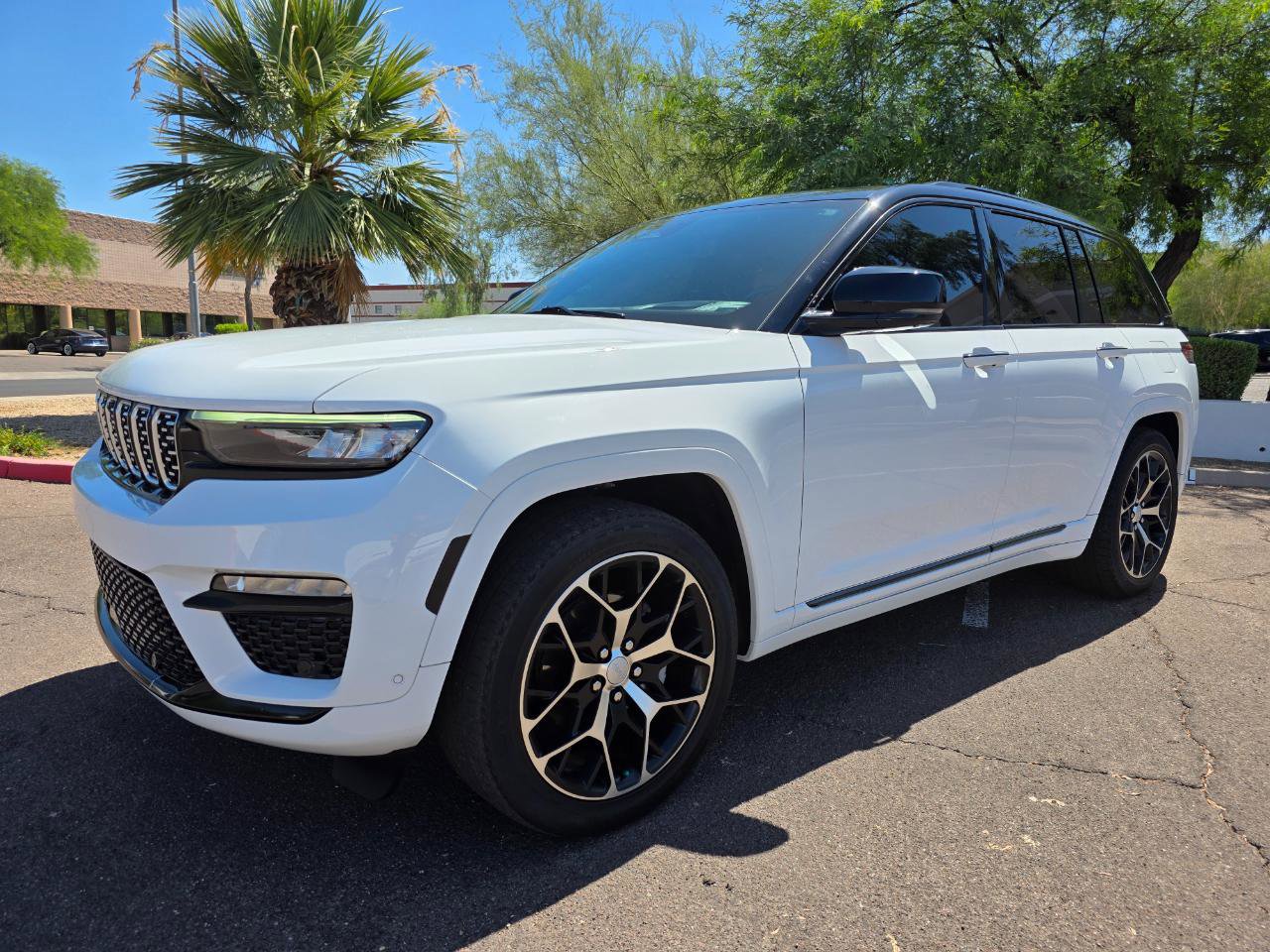 Used 2023 Jeep Grand Cherokee Summit AWD/4WD image 2