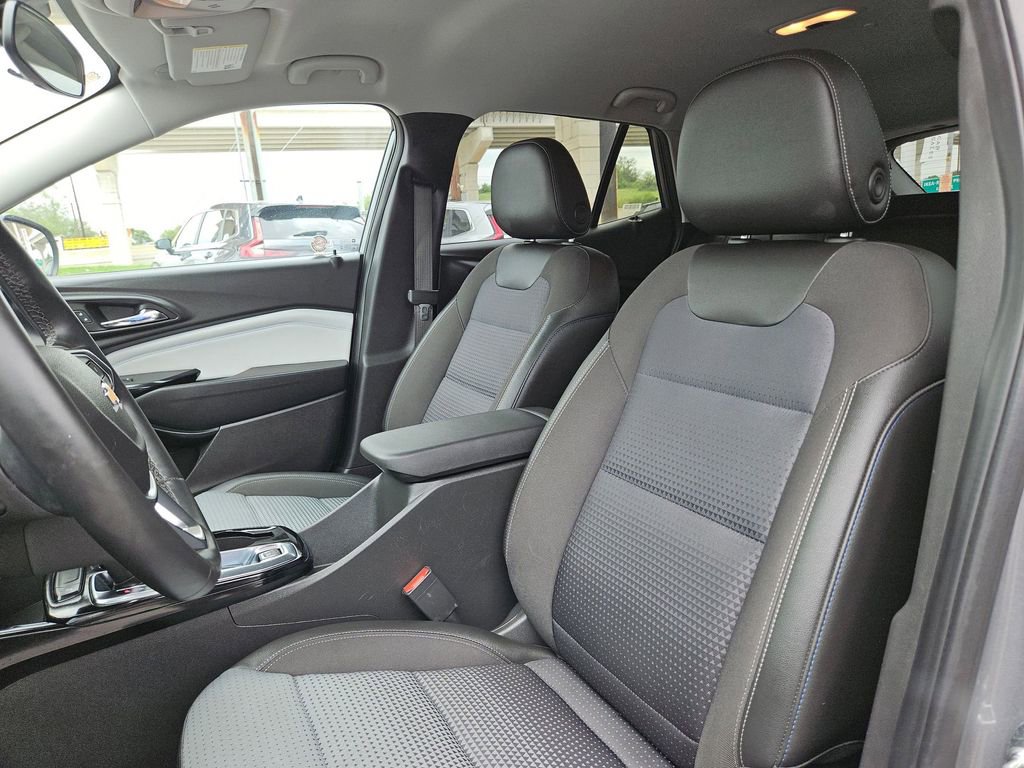 Used 2025 Chevrolet Trax LT w/ LT Convenience Package FWD image 16