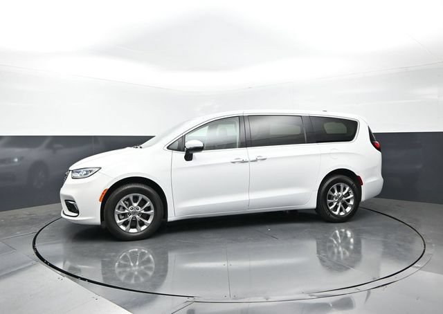 Used 2023 Chrysler Pacifica Touring-L AWD/4WD image 3