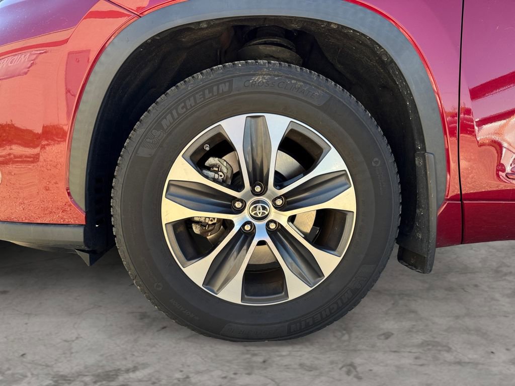 Used 2021 Toyota Highlander XLE AWD/4WD image 9