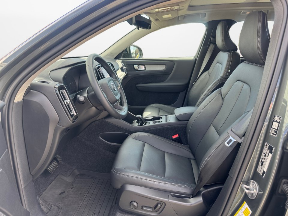 New 2026 Volvo XC40 B4 Core w/ Protection Package Premier FWD image 9