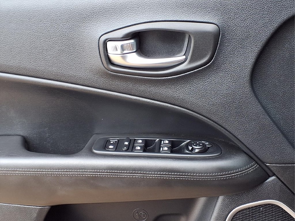 Used 2019 Jeep Compass Latitude FWD image 15