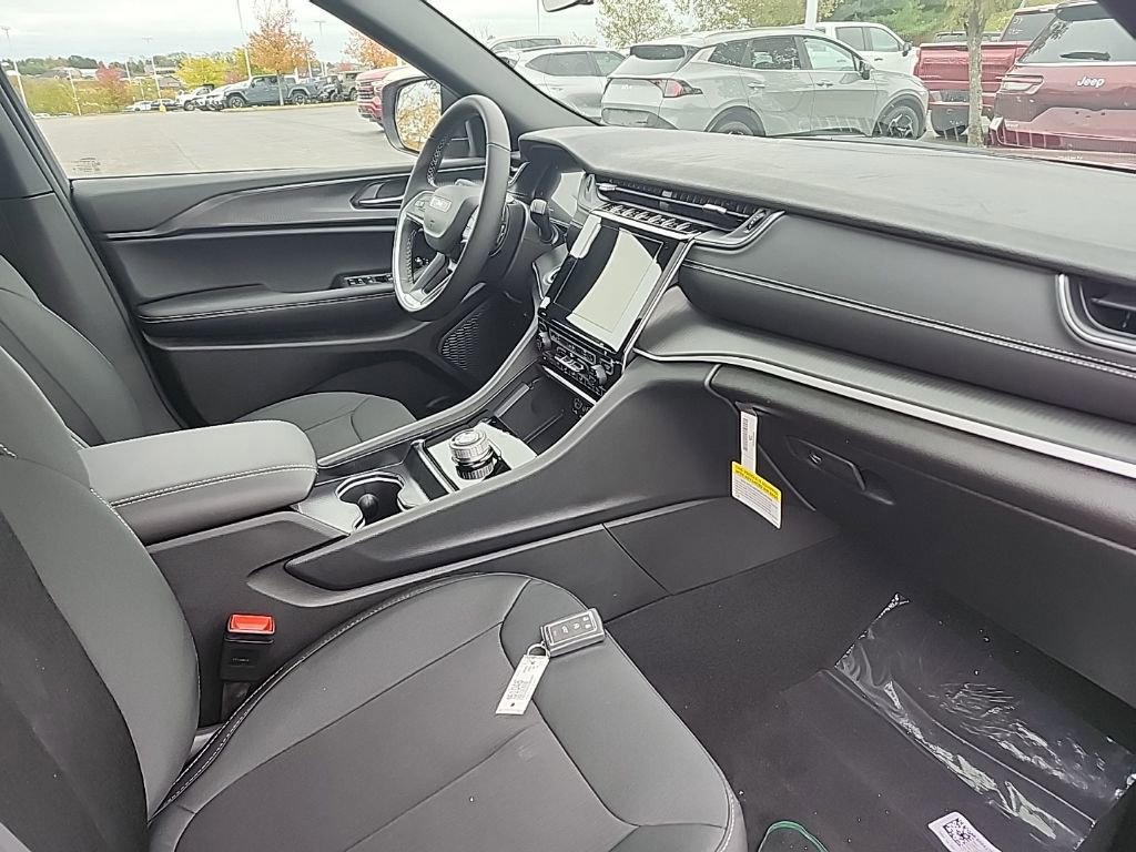 New 2025 Jeep Grand Cherokee Laredo w/ Luxury Tech Group I image 10