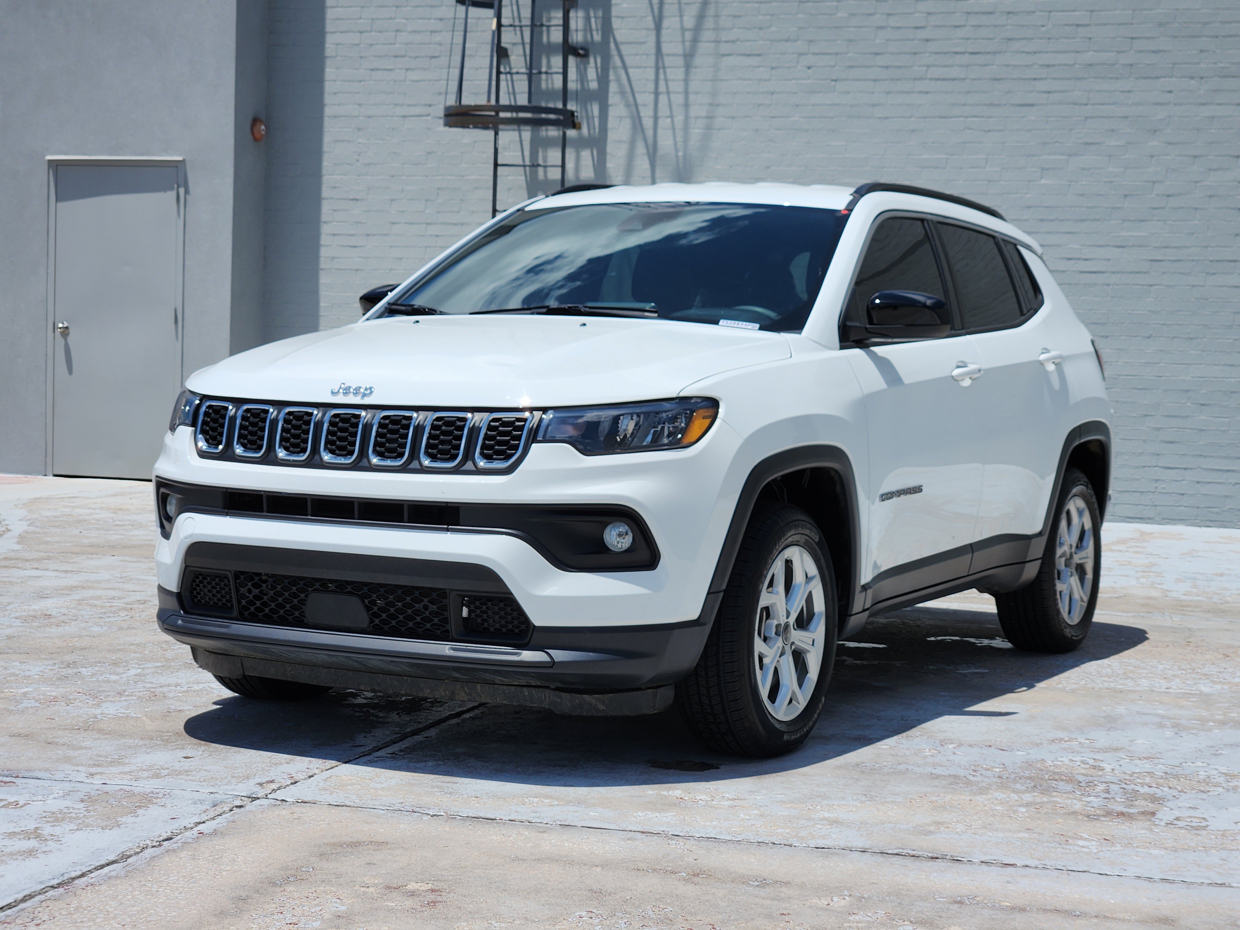 Used 2025 Jeep Compass Latitude AWD/4WD image 4