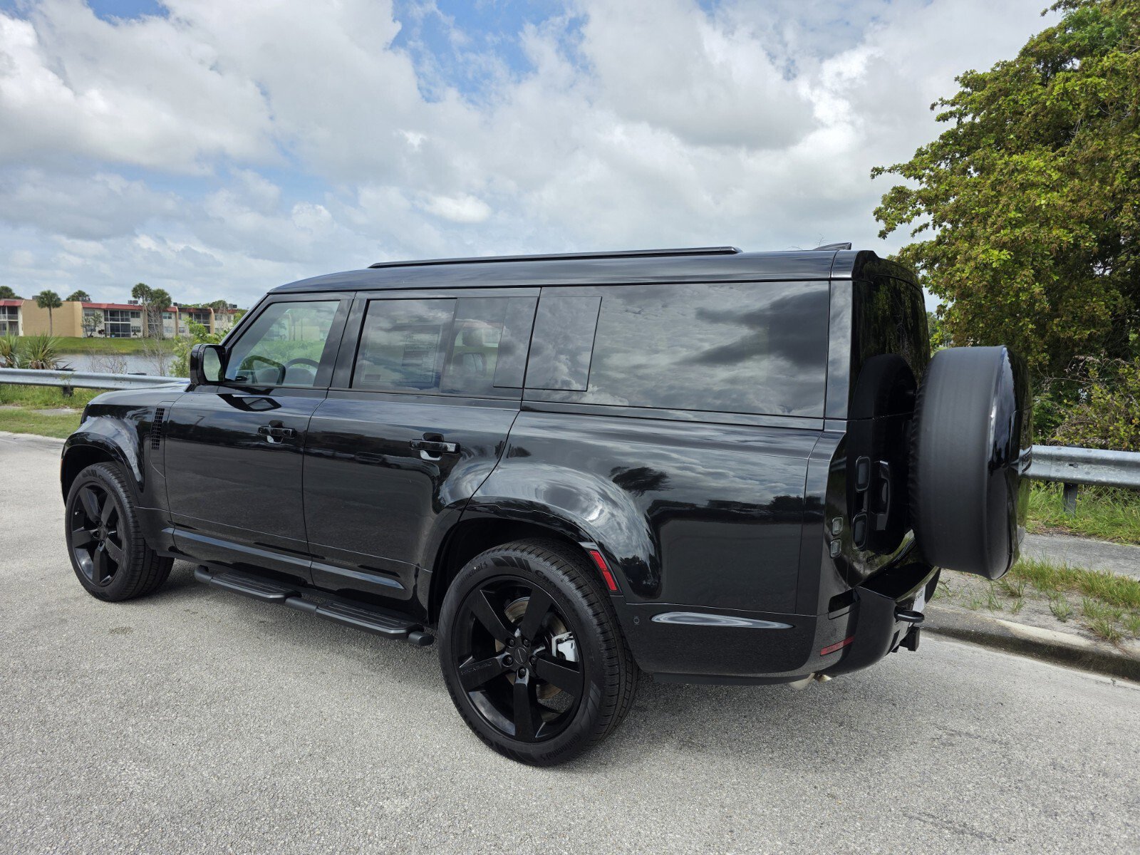 New 2026 Land Rover Defender 130 X-Dynamic SE AWD/4WD video 2