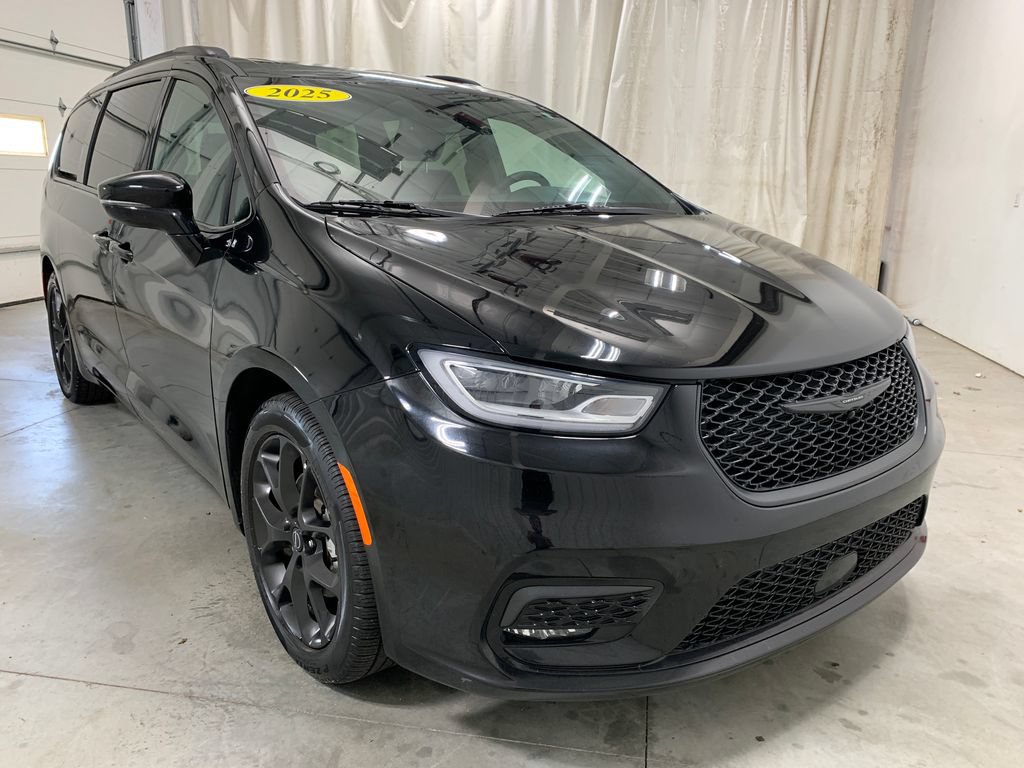 Used 2025 Chrysler Pacifica Limited FWD image 14