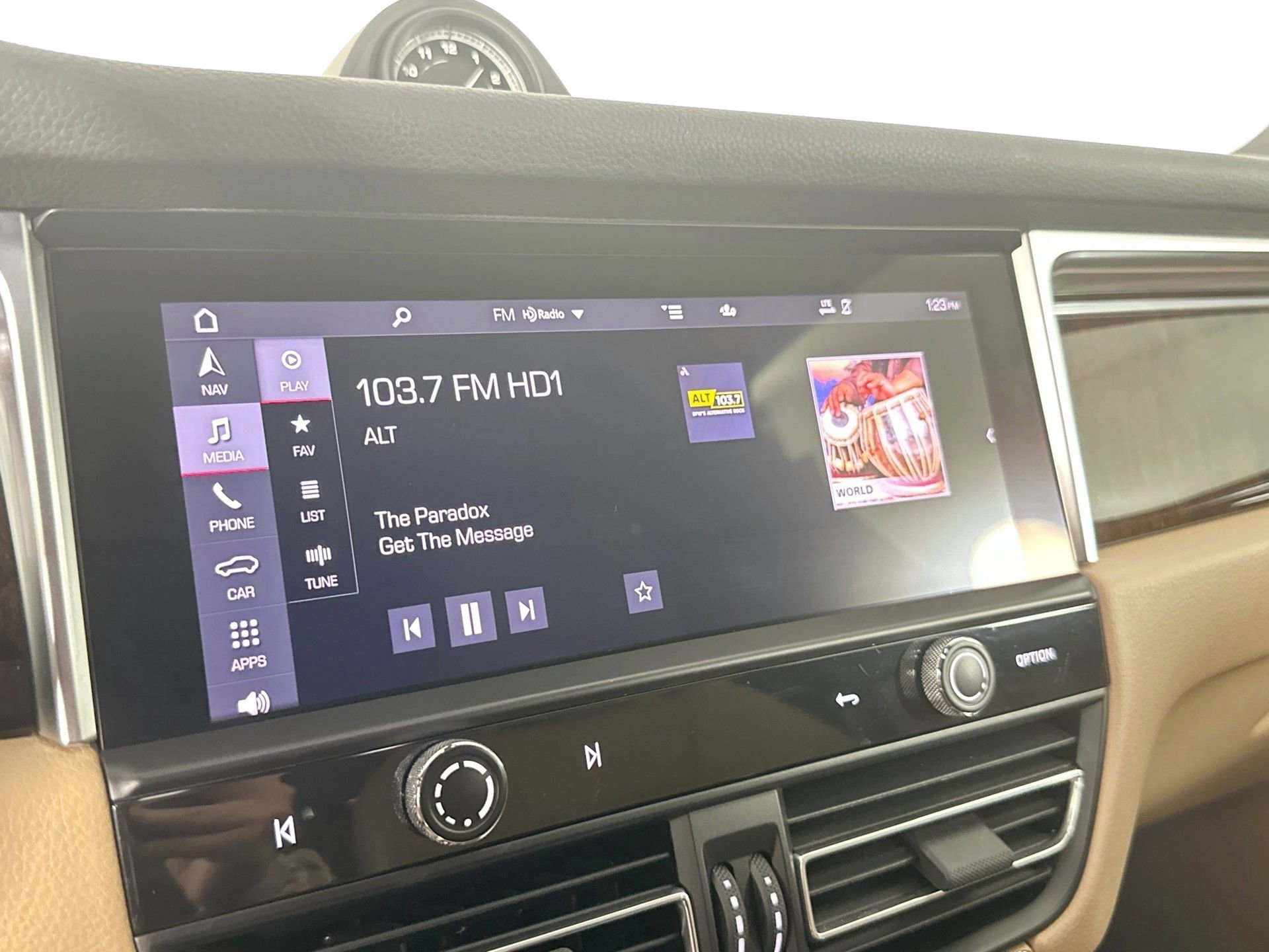 Certified 2022 Porsche Macan image 21