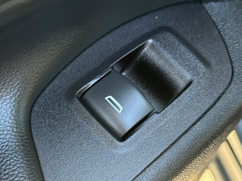 Used 2018 Chevrolet Equinox LT AWD/4WD image 25