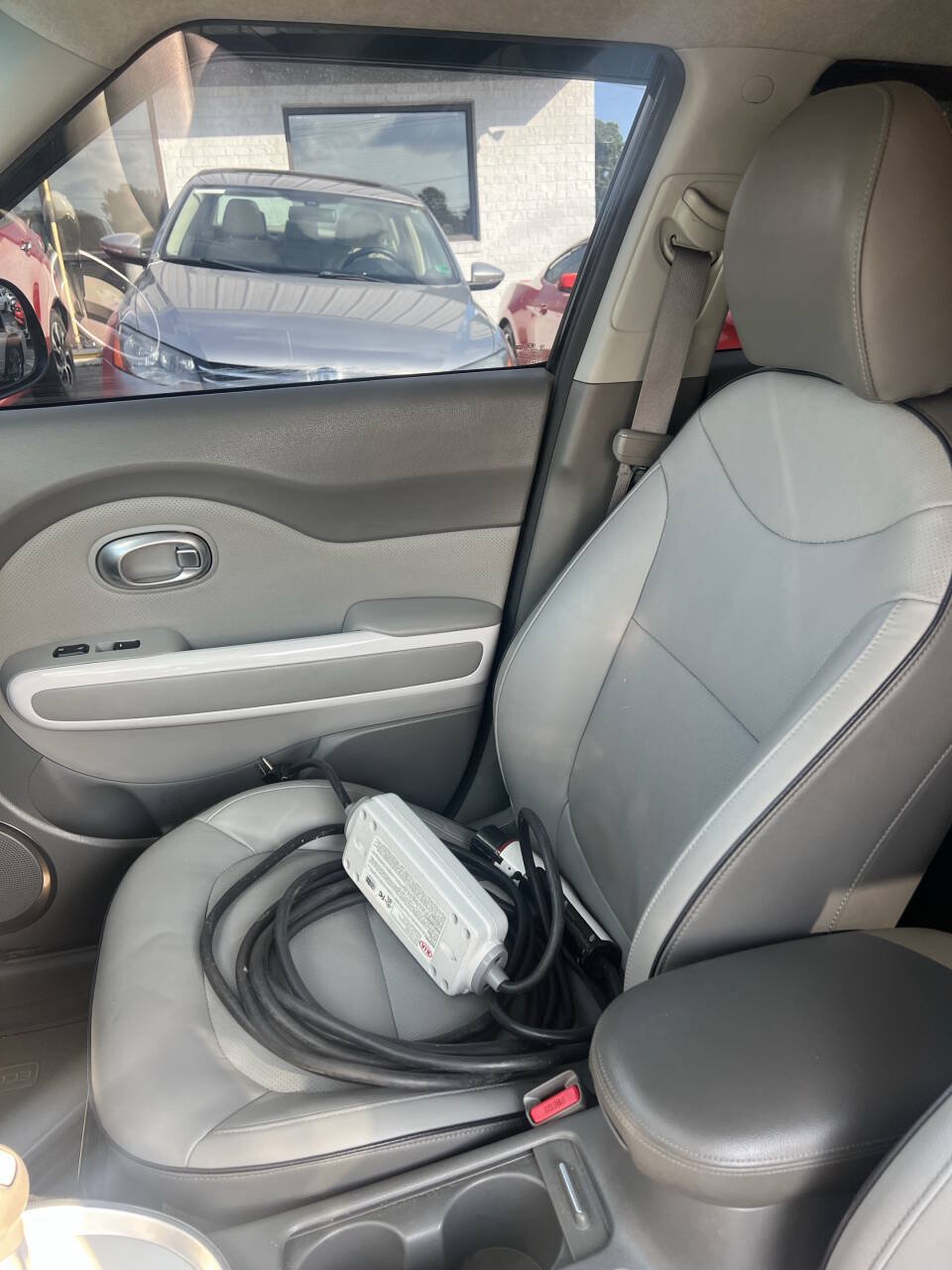 Used 2017 Kia Soul EV + FWD image 14