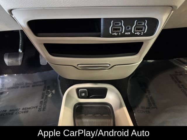 Used 2024 Chrysler Pacifica Touring-L image 17