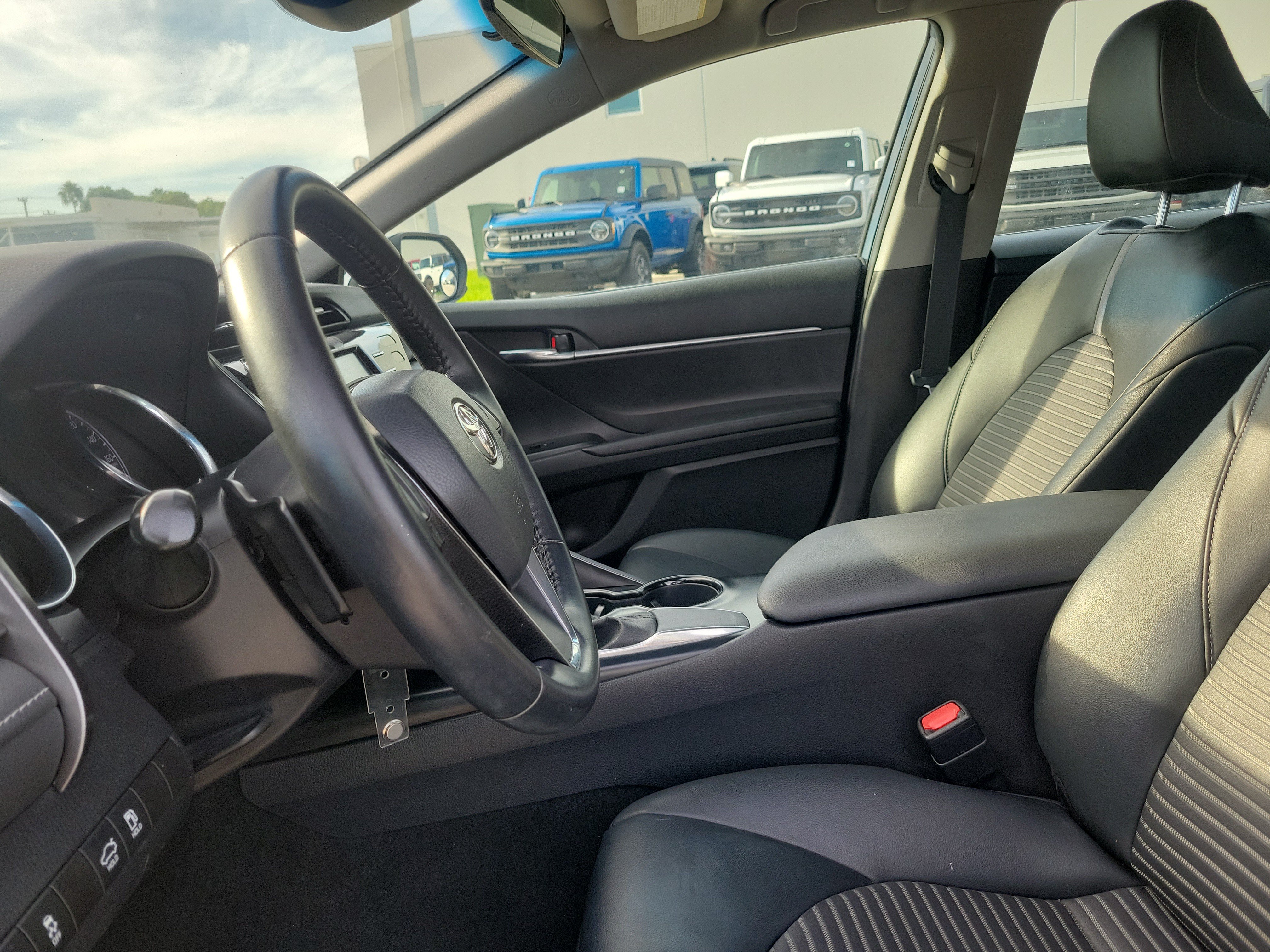Used 2020 Toyota Camry SE FWD image 11