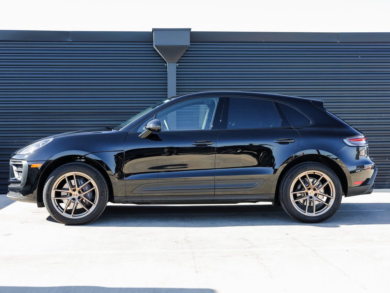 Used 2025 Porsche Macan AWD/4WD image 2