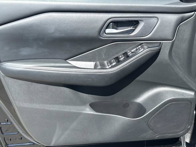 Used 2025 Nissan Rogue SV FWD image 25