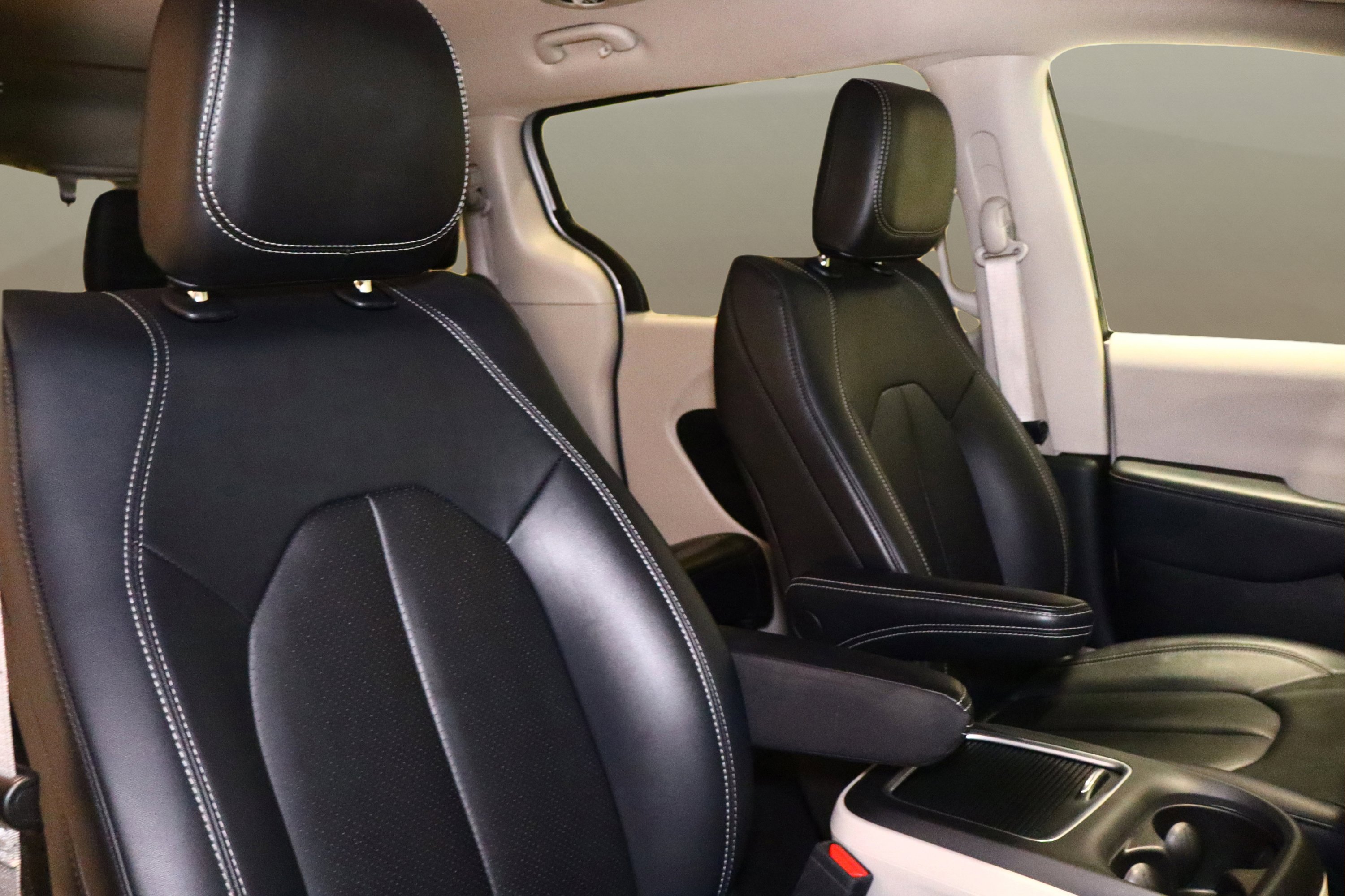 Used 2024 Chrysler Pacifica Touring-L image 21