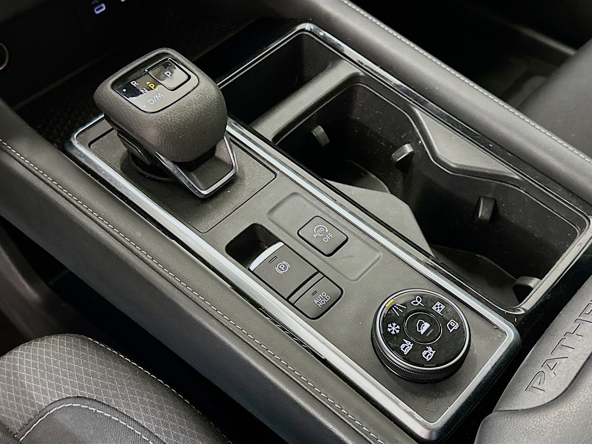 Used 2023 Nissan Pathfinder SV w/ SV Premium Package image 24