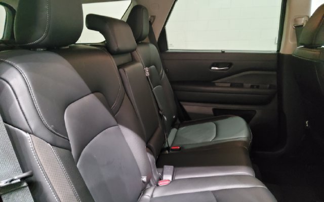 Used 2025 Nissan Pathfinder SL FWD image 22