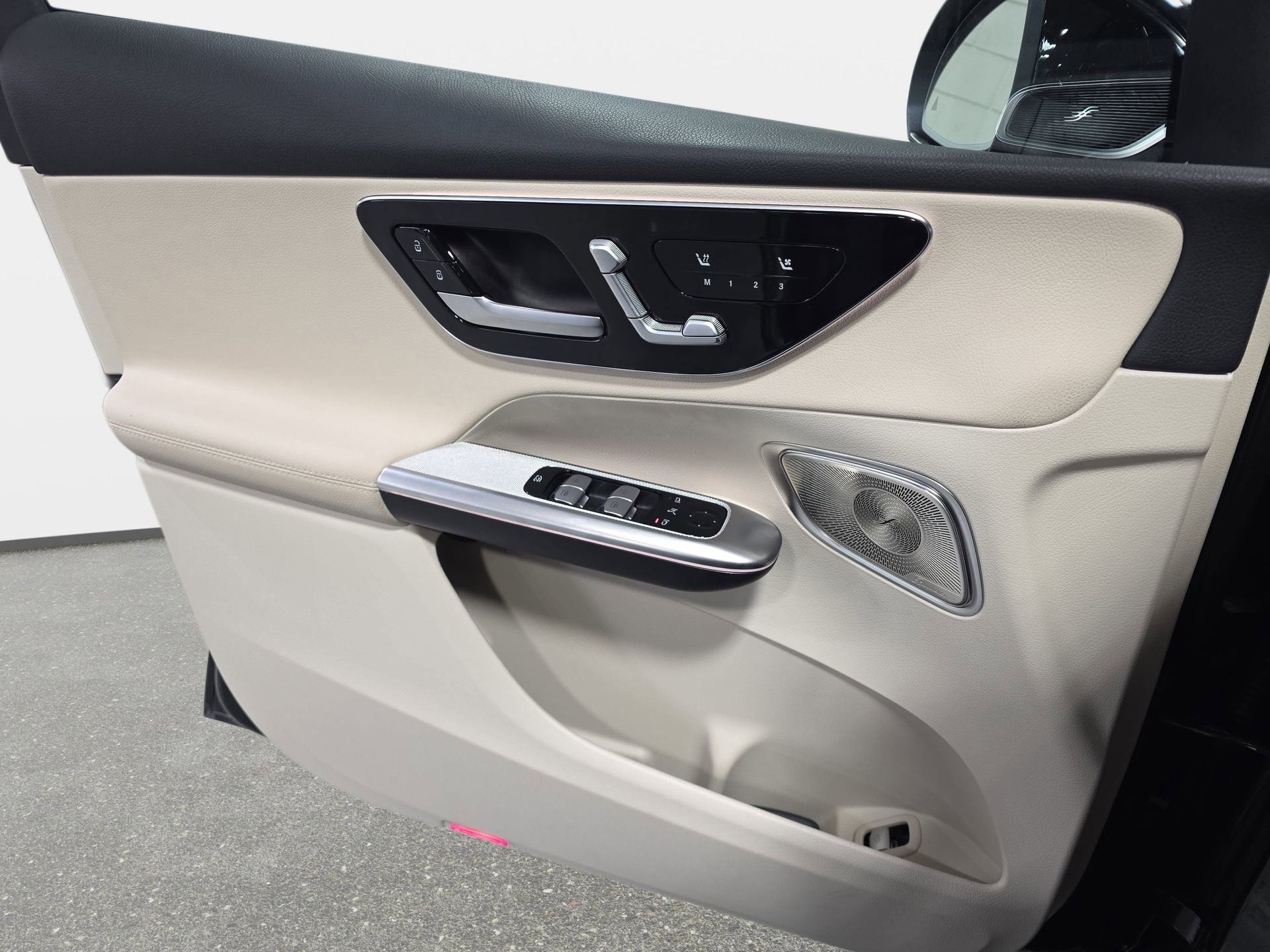 Used 2025 Mercedes-Benz GLC 300 4MATIC image 26