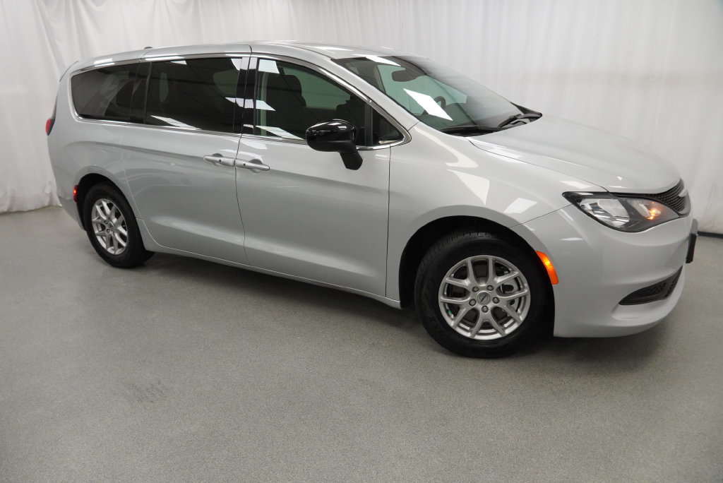 Used 2024 Chrysler Voyager LX FWD image 13