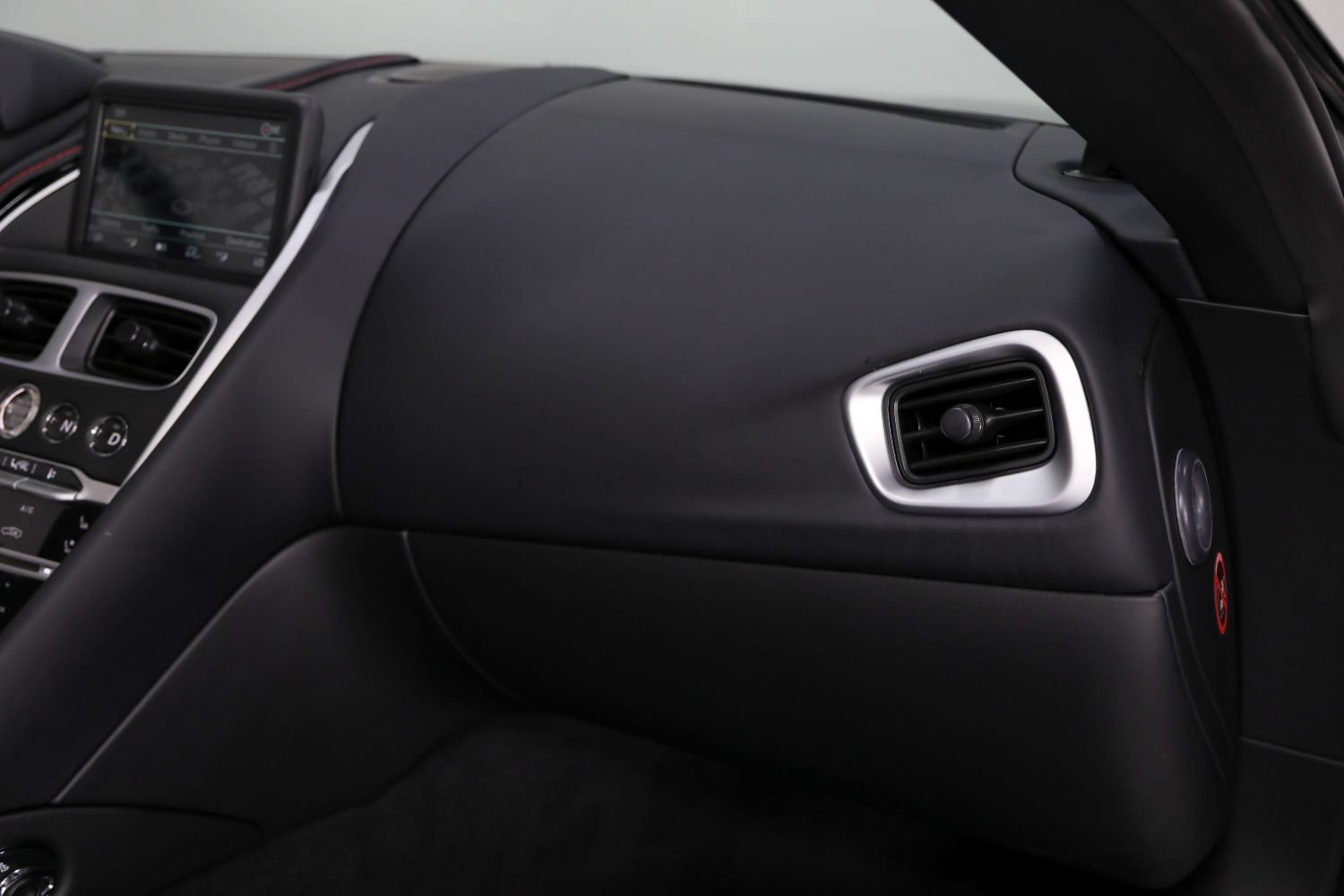 Used 2019 Aston Martin DB11 Volante RWD image 31