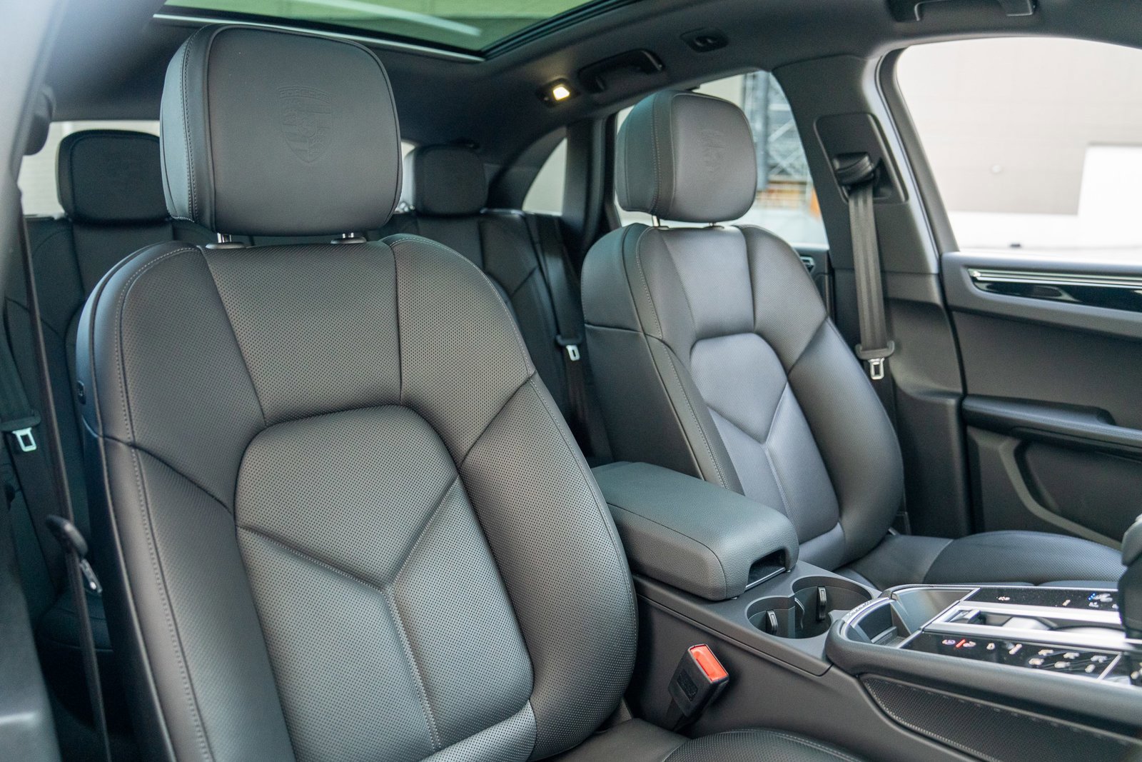 Certified 2025 Porsche Macan AWD/4WD image 23