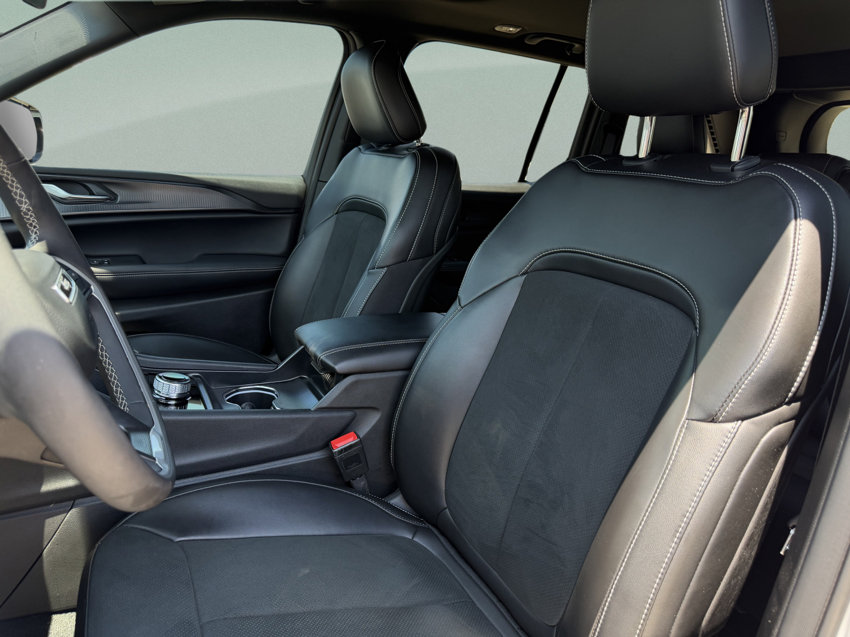 Used 2025 Jeep Grand Cherokee Altitude RWD image 25