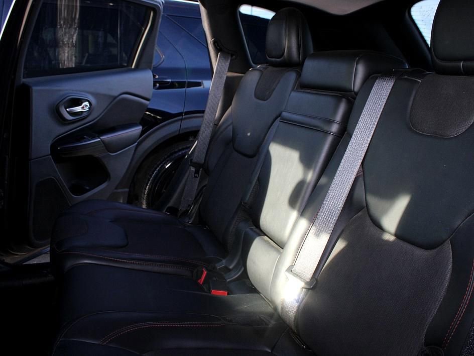 Used 2017 Jeep Cherokee Trailhawk w/ Cold Weather Group image 27