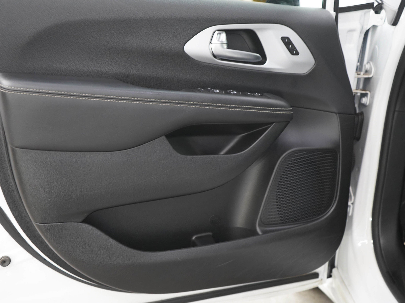 Used 2025 Chrysler Pacifica Limited FWD image 21
