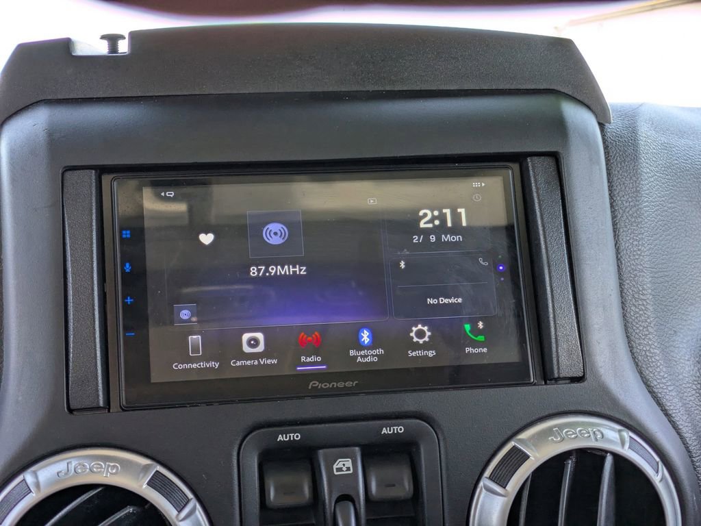 Used 2017 Jeep Wrangler Unlimited Sahara w/ Connectivity Group image 22
