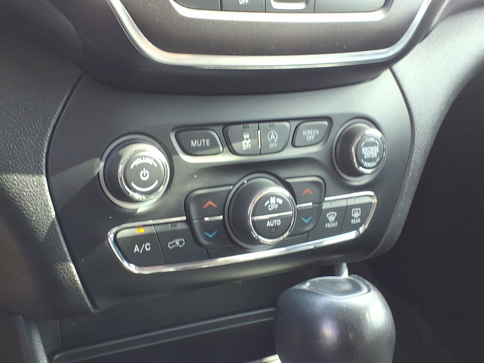 Used 2019 Jeep Cherokee Trailhawk w/ Cold Weather Group AWD/4WD image 20