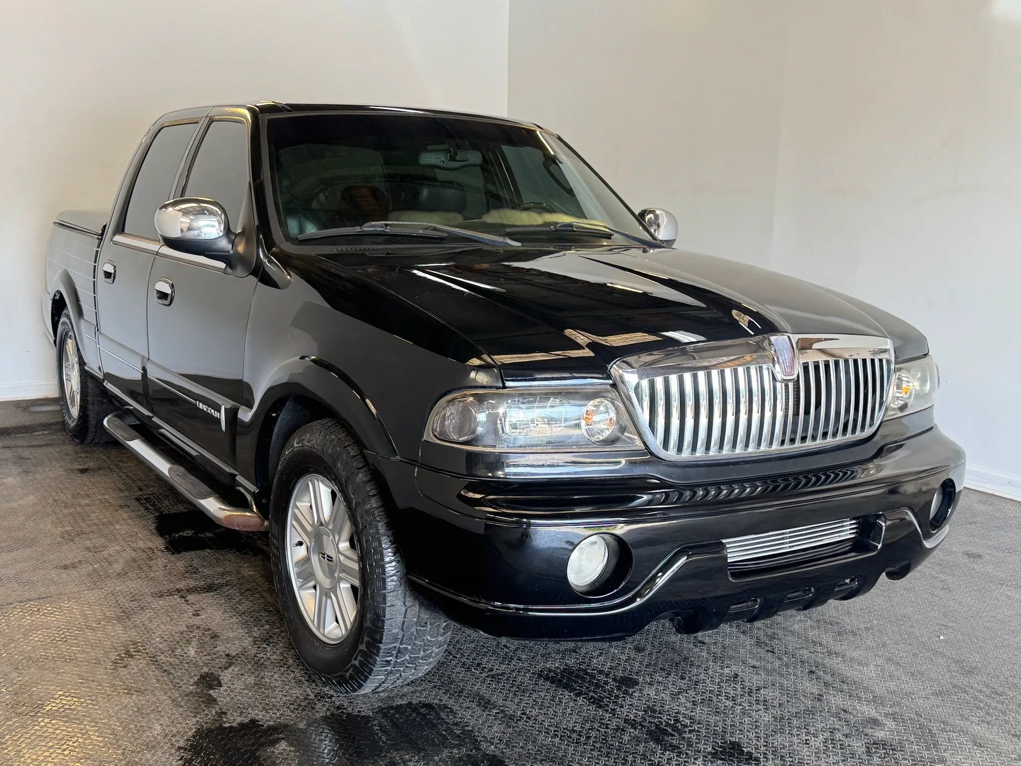 Used 2002 Lincoln Blackwood RWD image 3