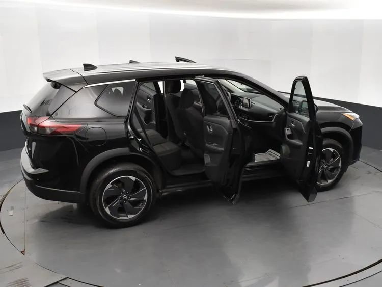 Used 2024 Nissan Rogue SV image 6