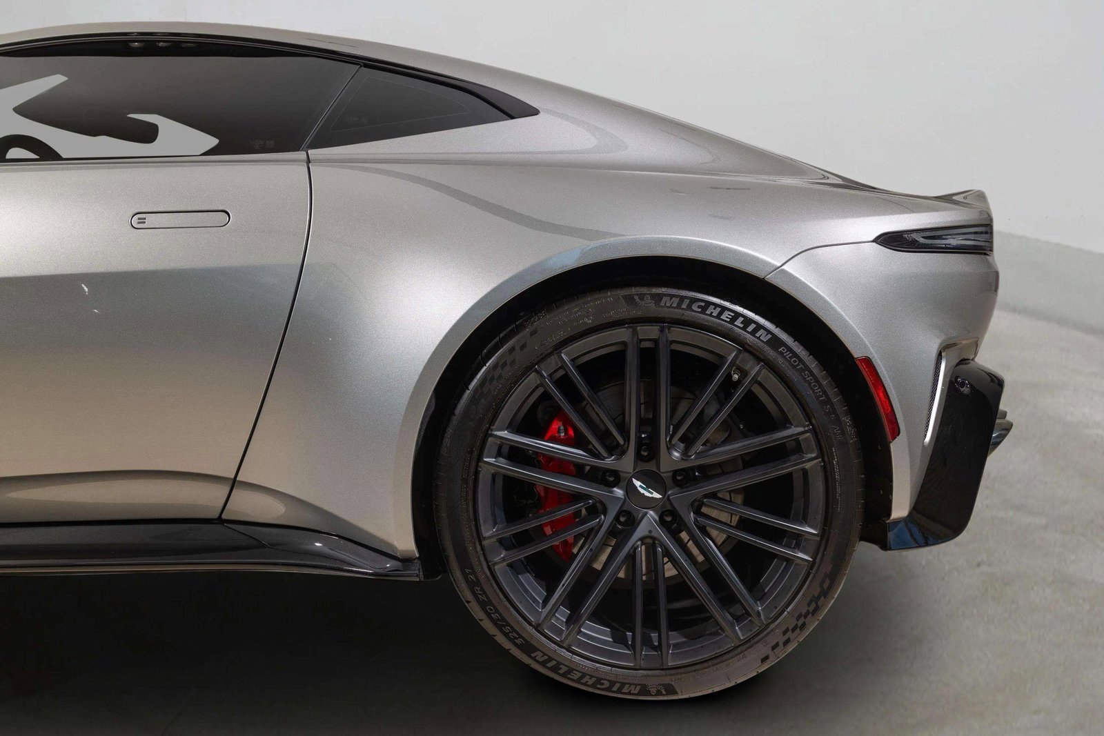 Used 2025 Aston Martin V8 Vantage Coupe image 20