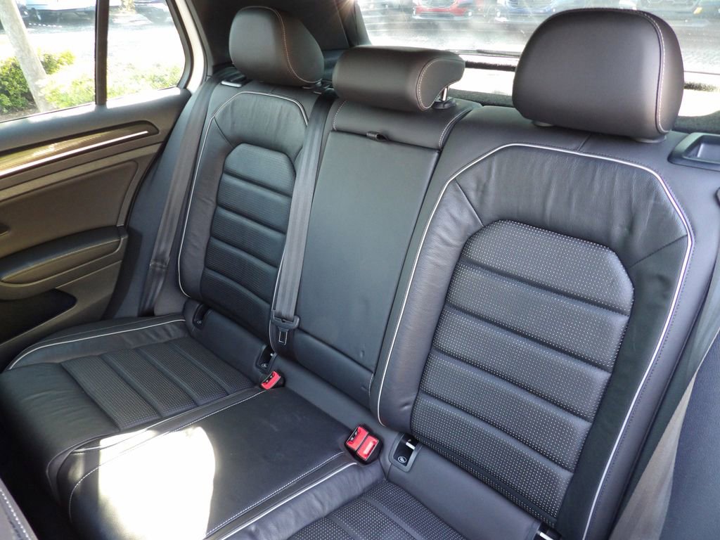 Used 2018 Volkswagen Golf R 4-Door image 22