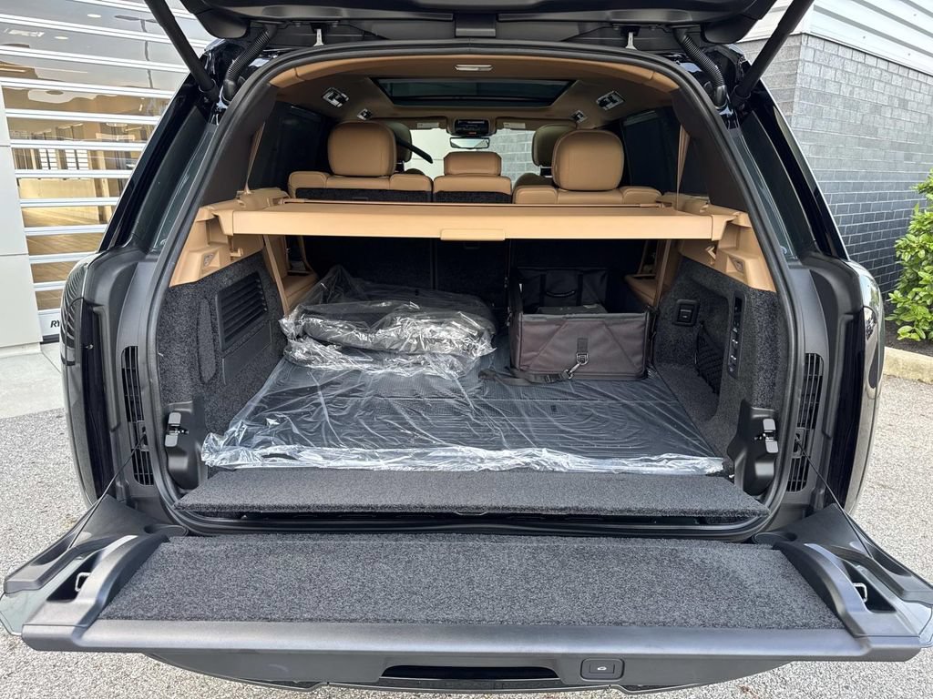 New 2026 Land Rover Range Rover Long Wheelbase SE AWD/4WD image 6