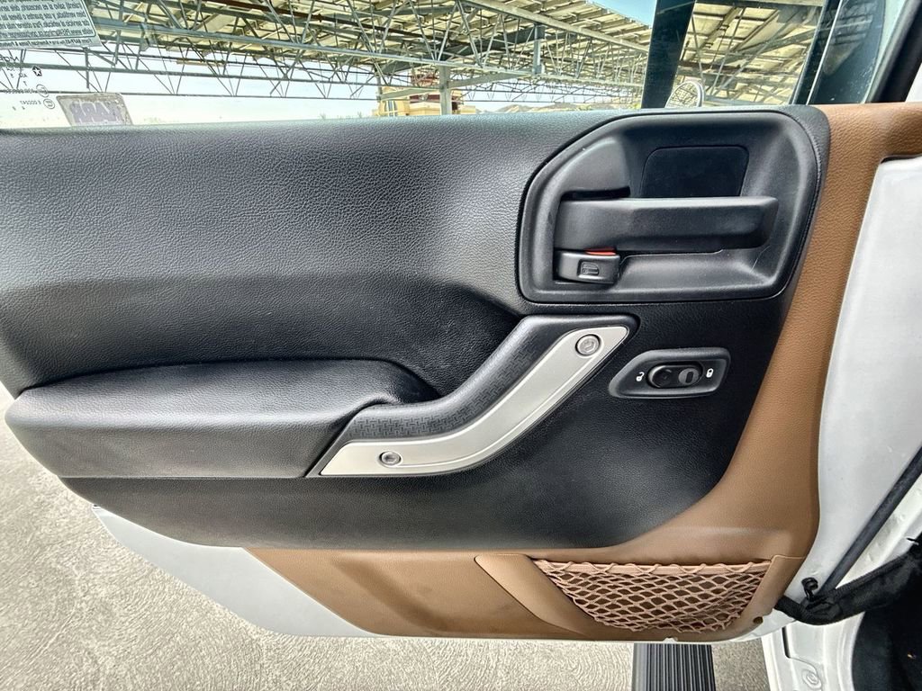 Used 2016 Jeep Wrangler Unlimited Rubicon w/ Connectivity Group image 11