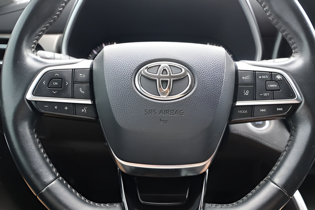 Used 2021 Toyota Highlander XLE AWD/4WD image 30