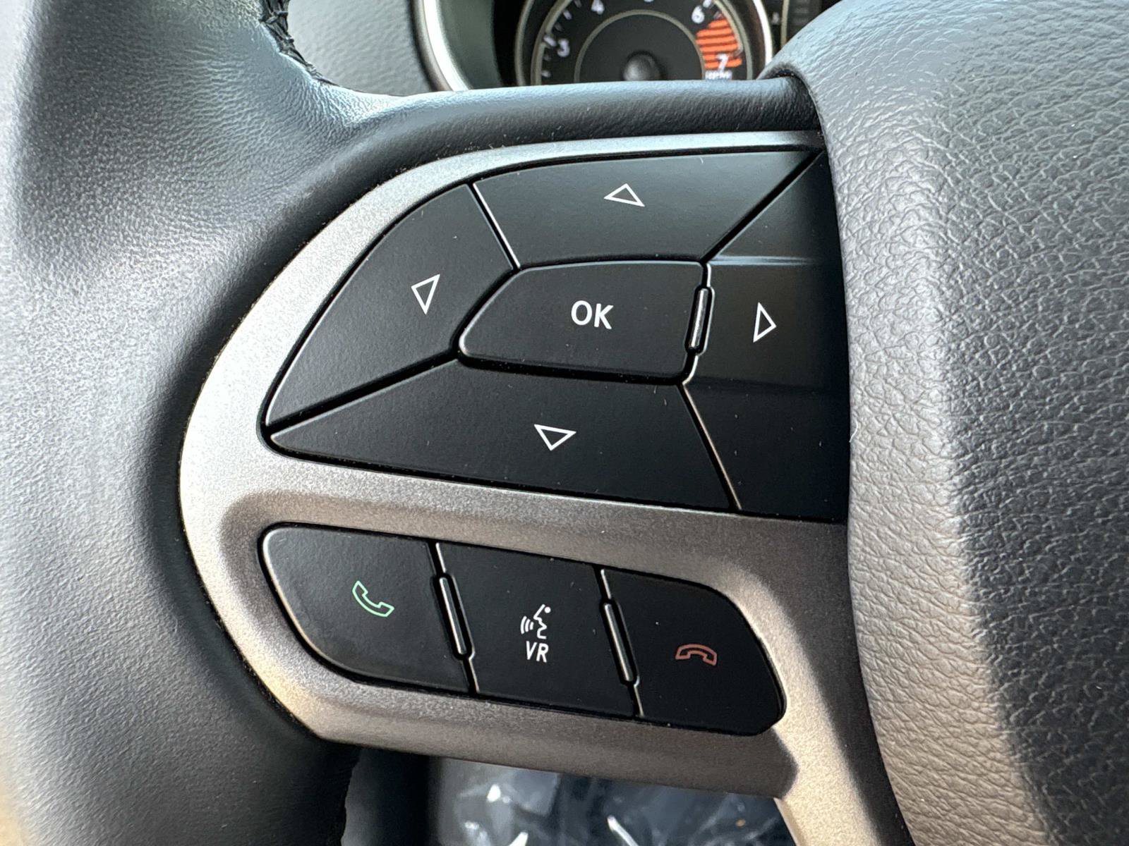 Used 2019 Jeep Cherokee Latitude Plus w/ Comfort/Convenience Group FWD image 30