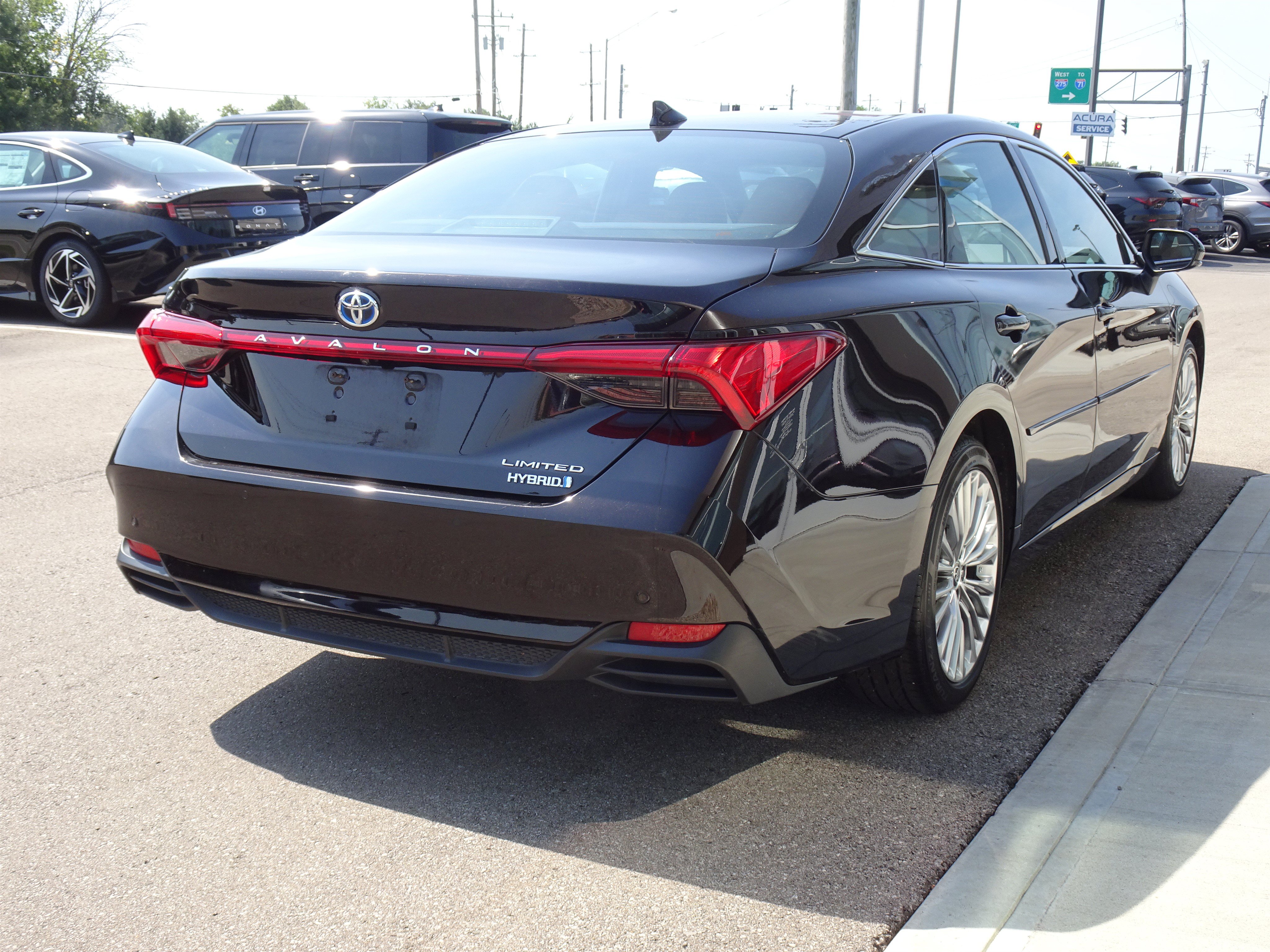 Used 2020 Toyota Avalon Limited w/ Advanced Safety Package FWD image 5