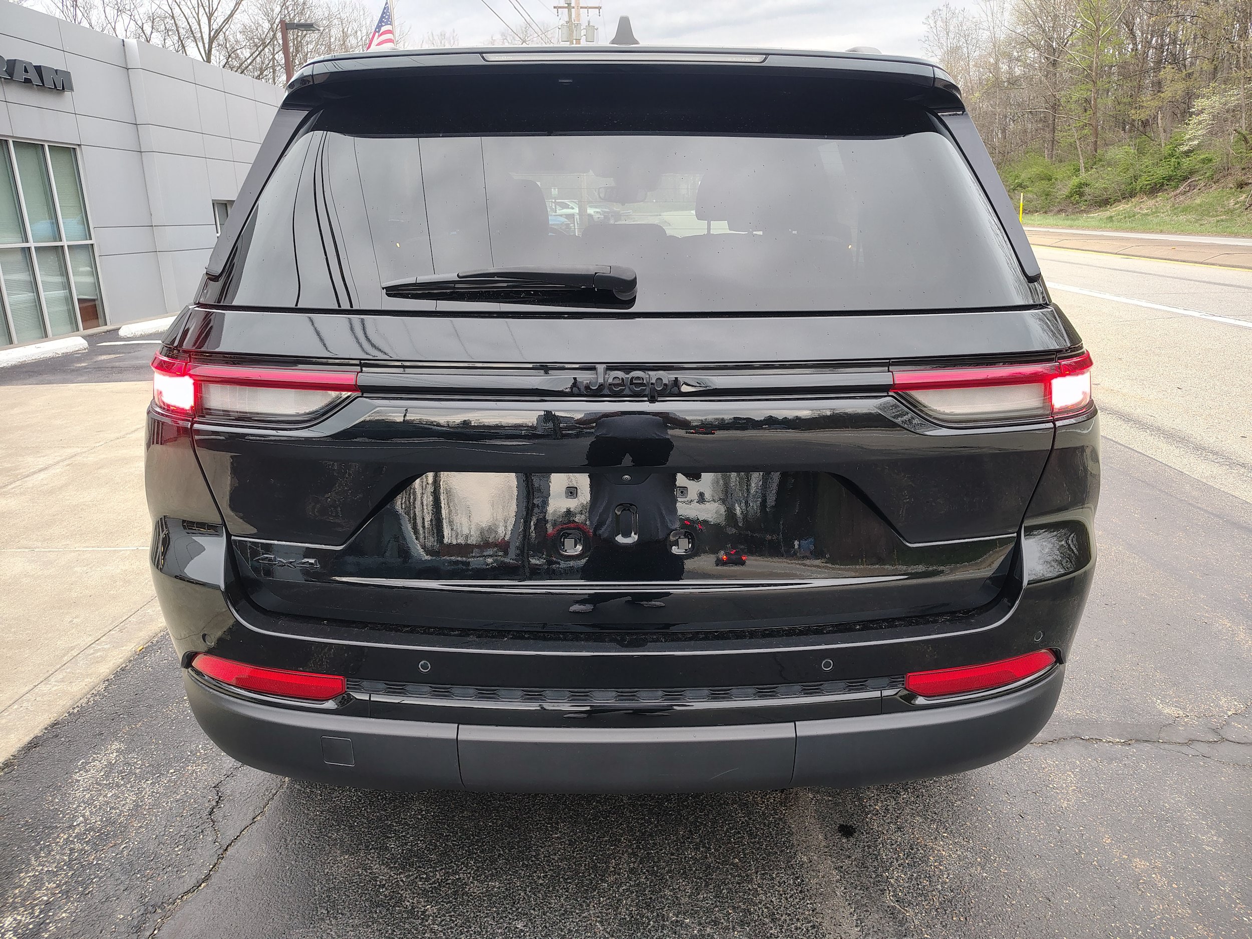Certified 2024 Jeep Grand Cherokee Altitude AWD/4WD image 9