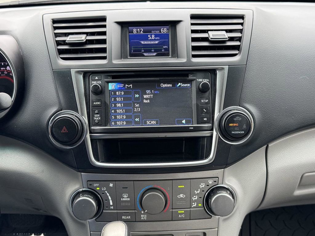 Used 2013 Toyota Highlander SE image 29