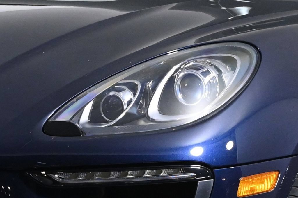 Certified 2018 Porsche Macan AWD/4WD image 25