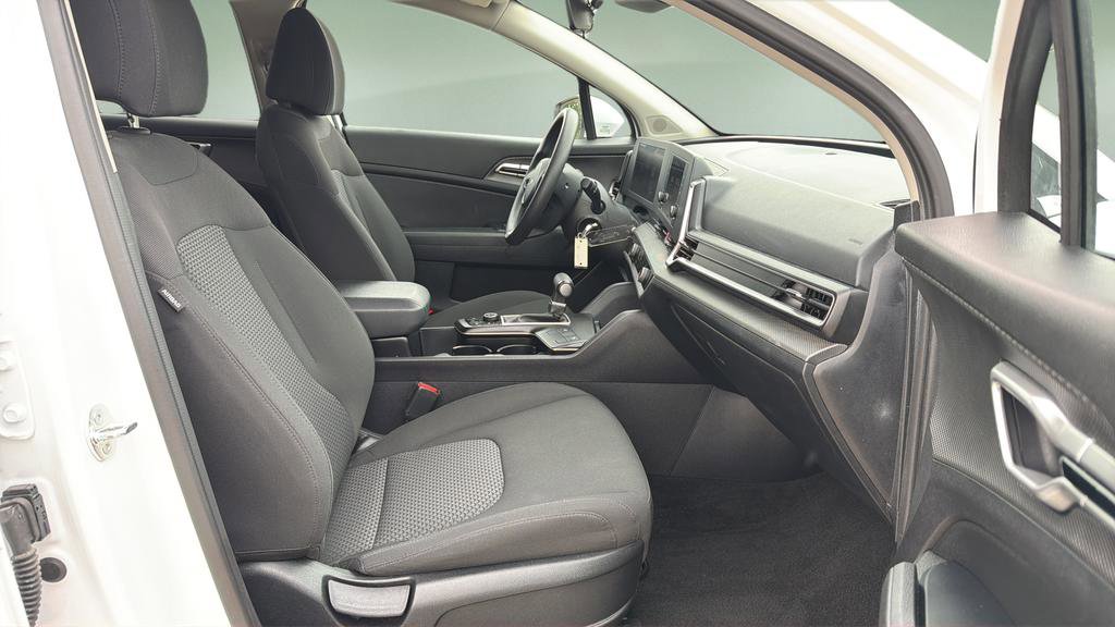 Used 2025 Kia Sportage LX AWD/4WD image 11