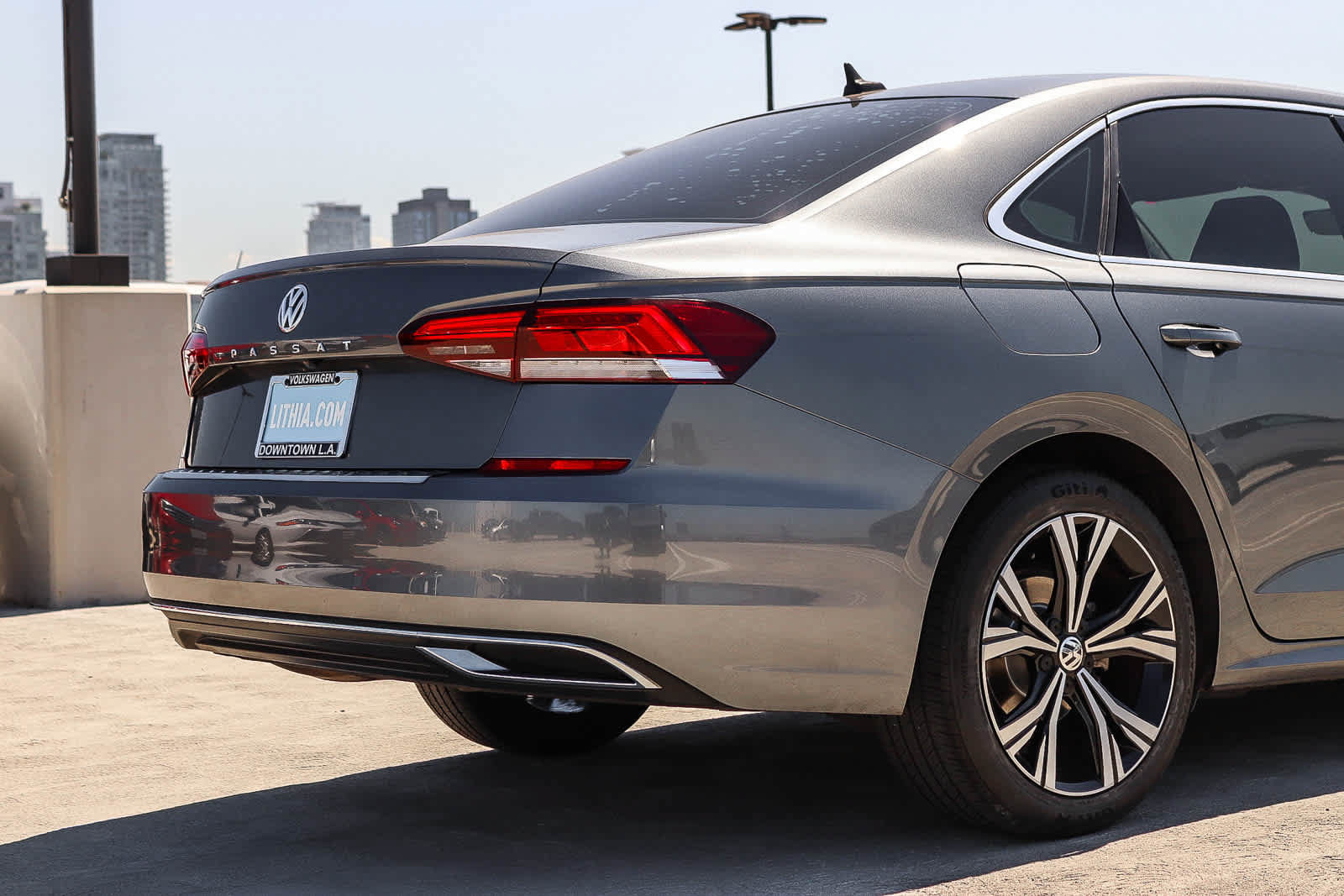 Certified 2022 Volkswagen Passat 2.0T SE FWD image 9