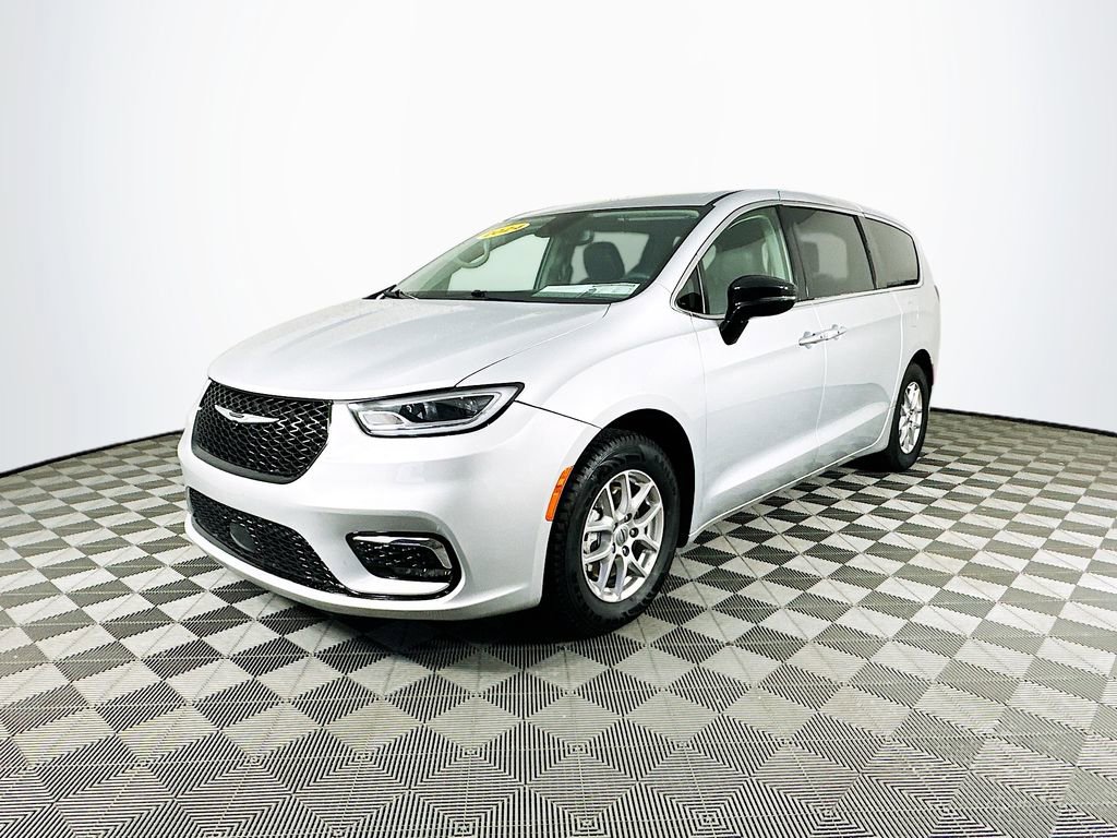 Certified 2024 Chrysler Pacifica Touring-L image 5