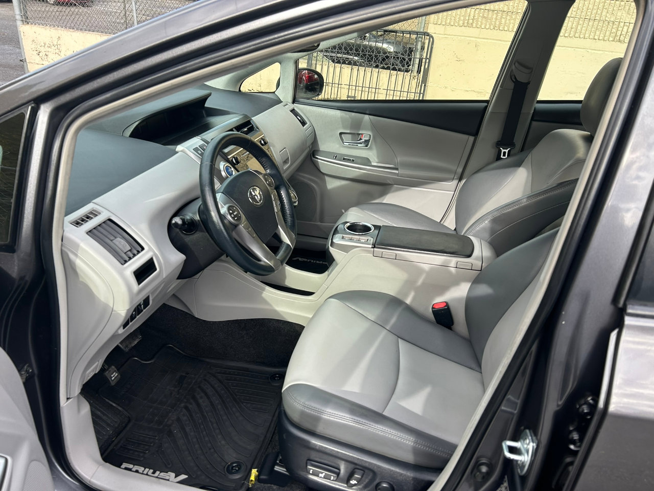 Used 2016 Toyota Prius V Four image 9